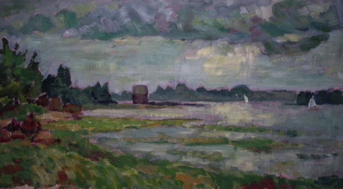 Der Blick von der Badestelle hinaus auf den Inselsee in Richtung Mühl Rosin. Man sieht ein Bootshaus und Segelboote.