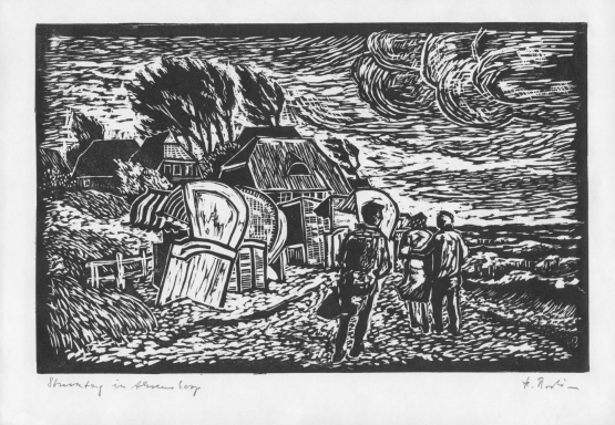 Eine Strandszene in Ahrenshoop. Menschen, die gegen gegen den Wind ankämpfen, laufen am Strand in Richtung auf das hohe Ufer.