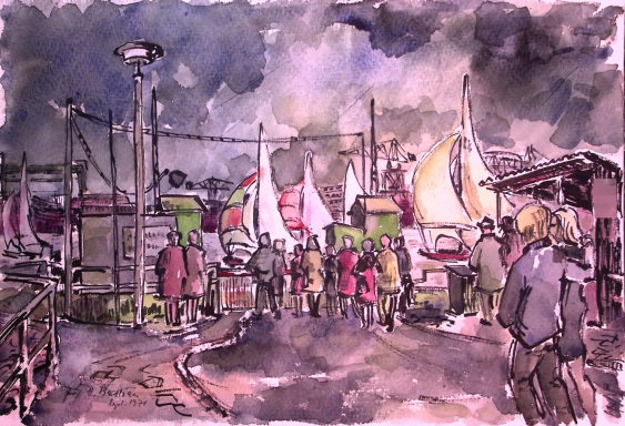 Menschen warten an einem Fähranleger, im Hintergrund ziehen mehrere Segelboote mit gesetzten Ballon-Segeln vorbei.