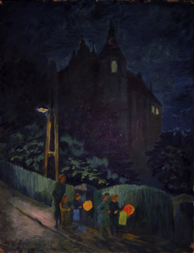 Das Bild zeigt eine Gruppe von Kindern und eine Frau mit Laternen am dunklen Schloßberg. Im Hintergrund das spärlich beleuchtete Schloss.