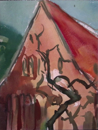 Das Bild zeigt die Fassade der Güstrower Getrudenkirche hinter Astwerk.