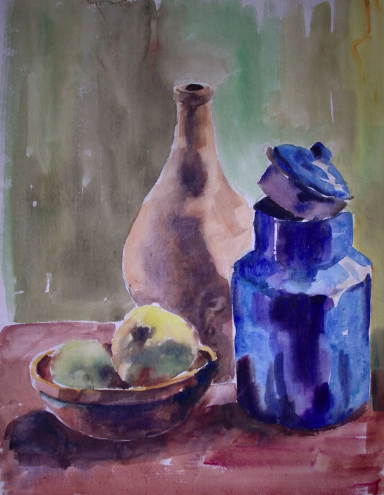 Ein Stillleben mit einer Fruchtschale, einer Keramikflasche und einer blauen Metallkanne, deren Deckel geöffnet aufliegt.