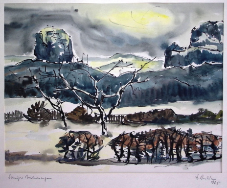 Über einigen Bergen des Elbsandsteingebirges im Hintergrund steht die aufgehende Sonne und beleuchtet eine Winterlandschaft.