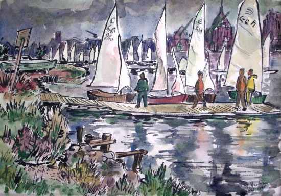 Abfahrbereite Sportsegelboote liegen an einem Steg, auf dem sich Menschen bewegen. Im Hintergrund Rostocks Lange Straße und weitere Boote. 