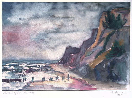 Das Bild zeigt die Abbruchkante des Hohen Ufers und den unterhalb liegenden Strandabschnitt mit Buhnen reihen.